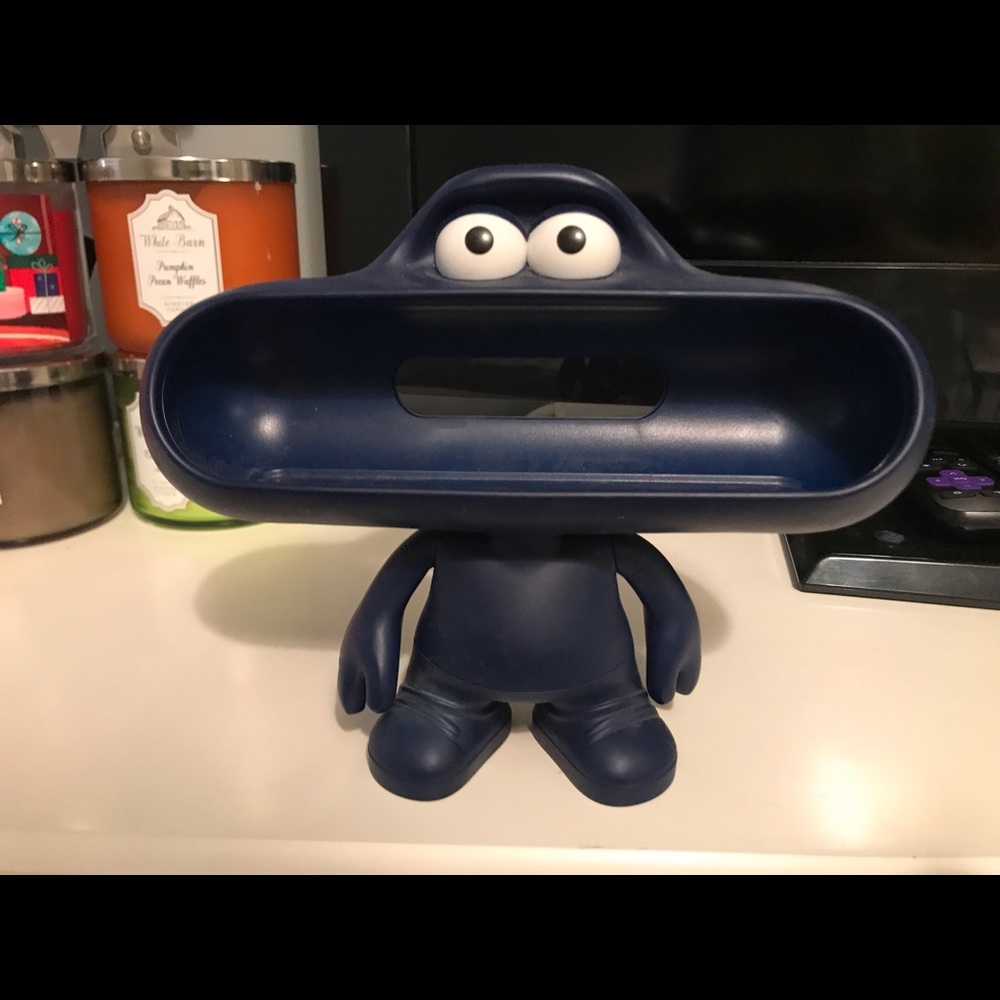 Beat pill speaker holder